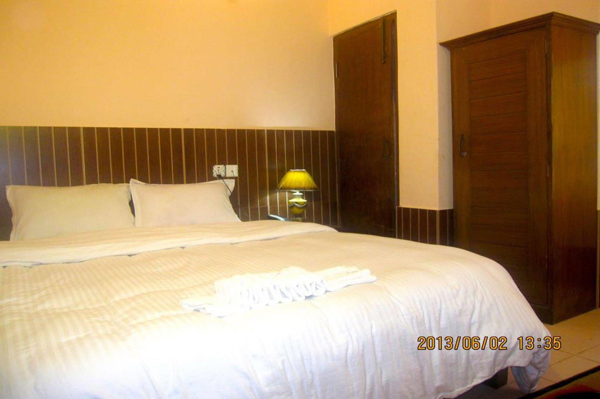 Hotel Half Moon Pokhara Ngoại thất bức ảnh