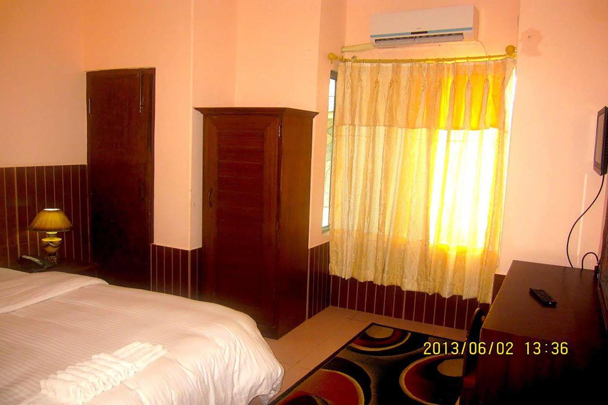 Hotel Half Moon Pokhara Ngoại thất bức ảnh